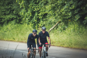 deux hommes vélo de route en forêt