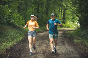 homme et femme course en forêt