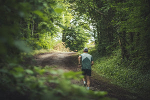 homme course en forêt