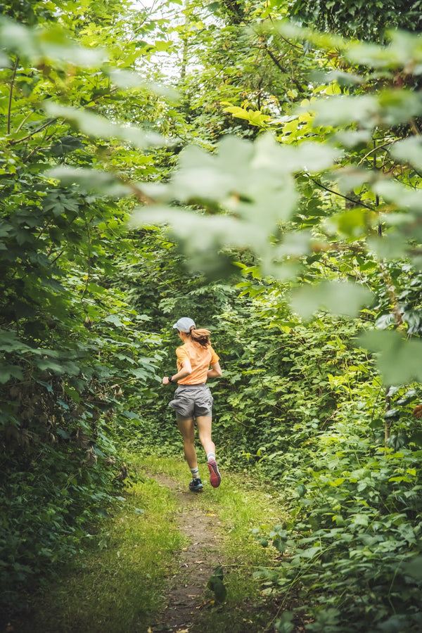 coureuse trail en forêt