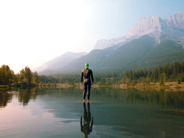 Nageur devant lac et montagne