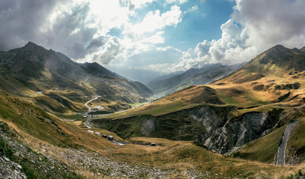 paysage de montagne avec route