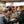 groupe d'amis à table
