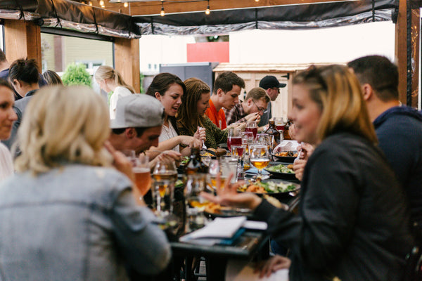 groupe d'amis à table